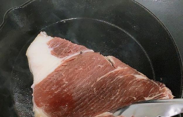 在家解冻牛排的正确方式是什么？如何确保牛排解冻后品质最佳？