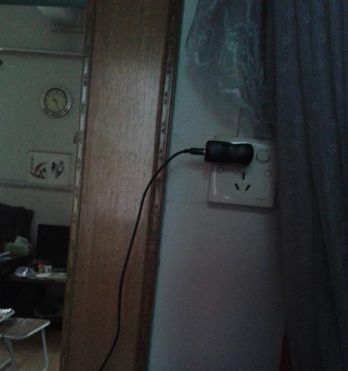 电视机旁的异形柜具体名称是什么？它有什么特别的功能？